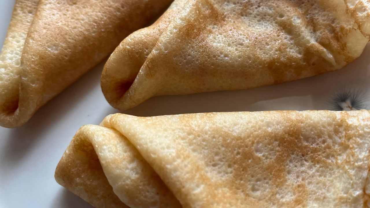 Психолог объяснил, почему мы любим поесть в гостях: из-за этого порция растет, даже если нет чувства голода