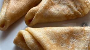Психолог объяснил, почему мы любим поесть в гостях: из-за этого порция растет, даже если нет чувства голода