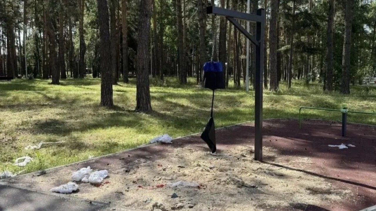 В зареченском сквере имени Демакова вандалы попортили имущество