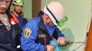 В Пензе спасателям сообщили о трупном запахе из квартиры на ул. Антонова