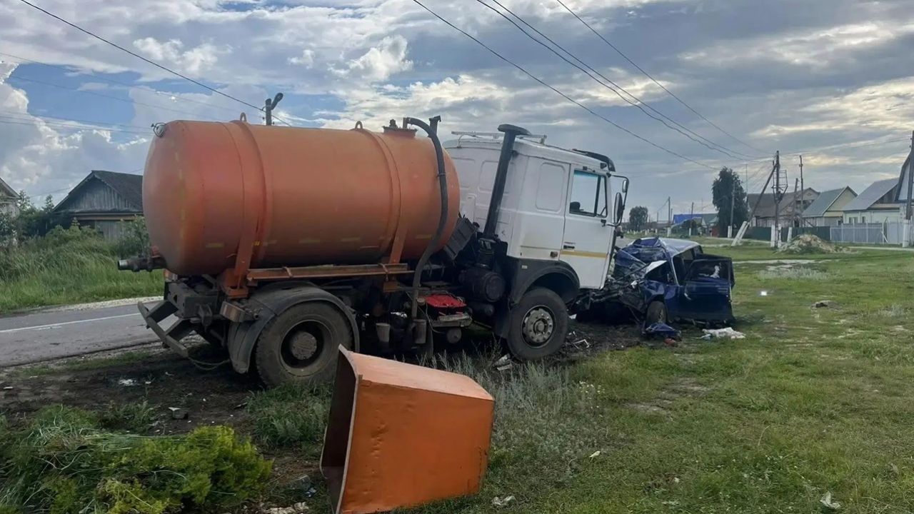 Появились фото с места ДТП с двумя погибшими в поселке Беково