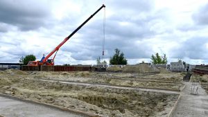 Олег Денисов проверил ход строительства бассейна в Заре