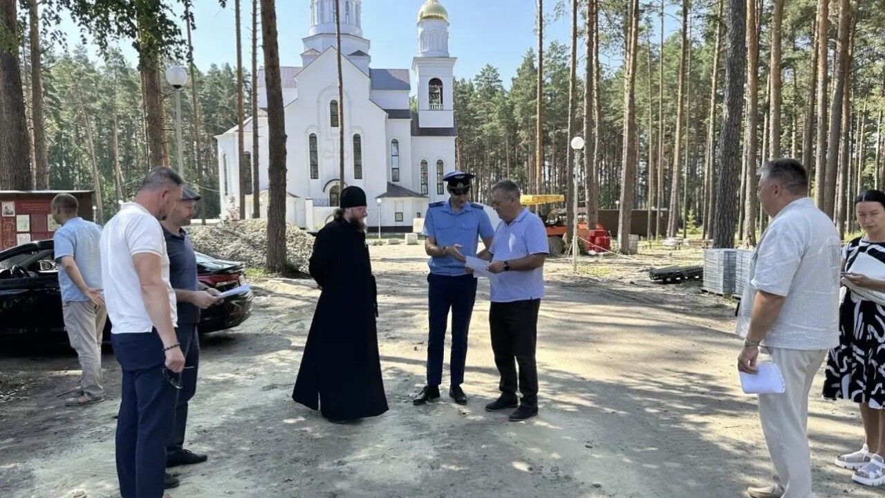 В Заречном прокуратура контролирует благоустройство территории у храма