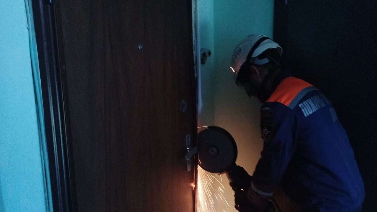 В Пензе на пр. Строителей спасатели вскрыли дверь в квартиру пожилой пензячки
