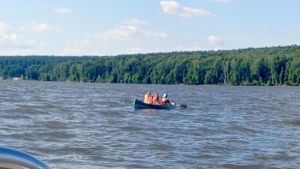 Под Пензой спасатели помогли семье с двумя детьми добраться до берега
