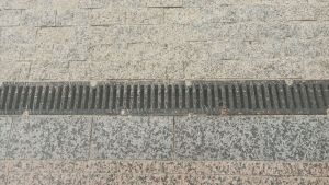 На улице Московской в Пензе очистят забитые ливнеприемники