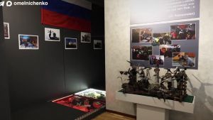 В пензенском Музее СВО в полу разместили экспозицию с вражескими шевронами