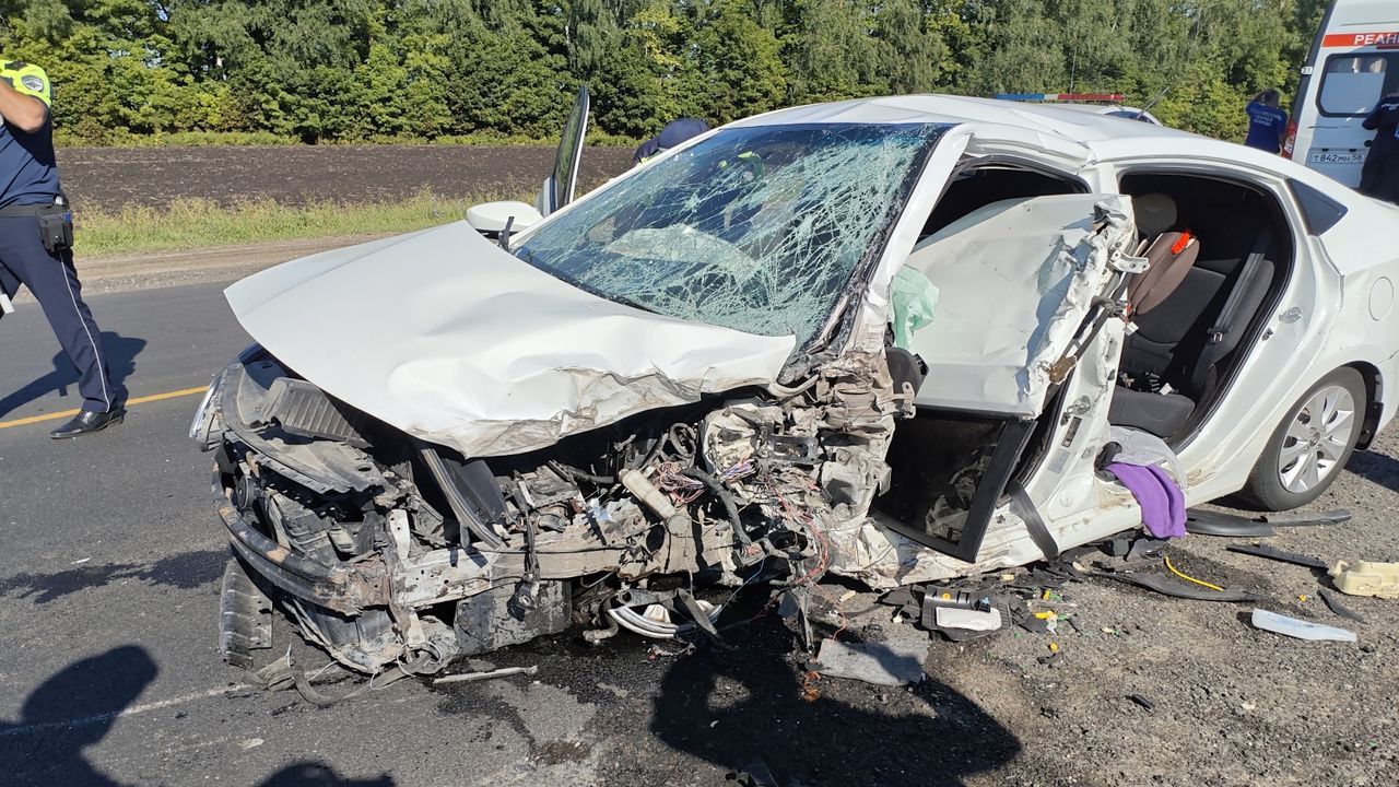 Опубликованы фото с места аварии с пострадавшим на трассе в Пензенской области