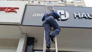 В центре Пензы девушка прыгнула с балкона на крышу магазина