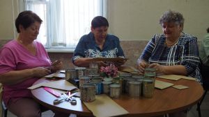 В Пензе волонтеры «серебряного» возраста делают блиндажные свечи для бойцов СВО