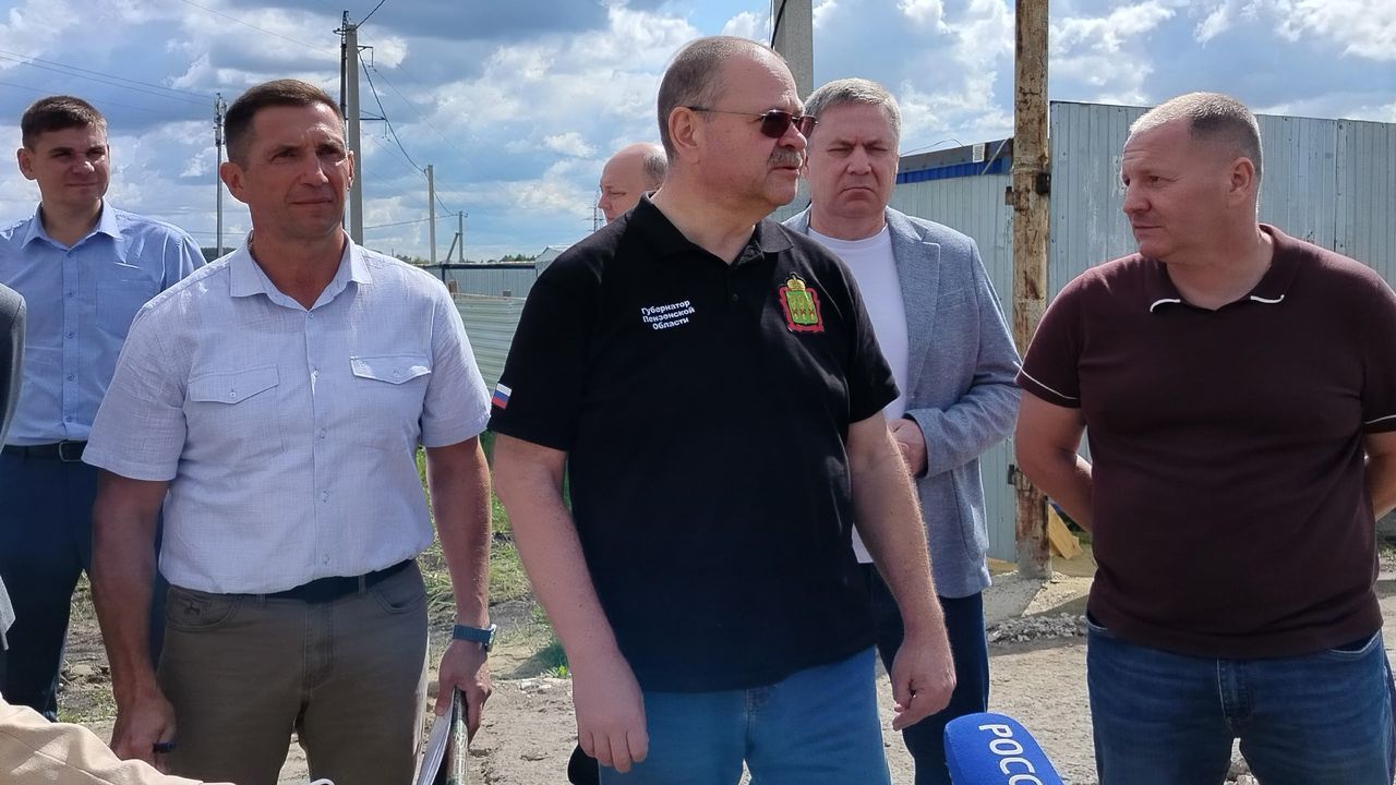 Мельниченко посетил площадку строящегося бассейна в пензенском микрорайоне Заря
