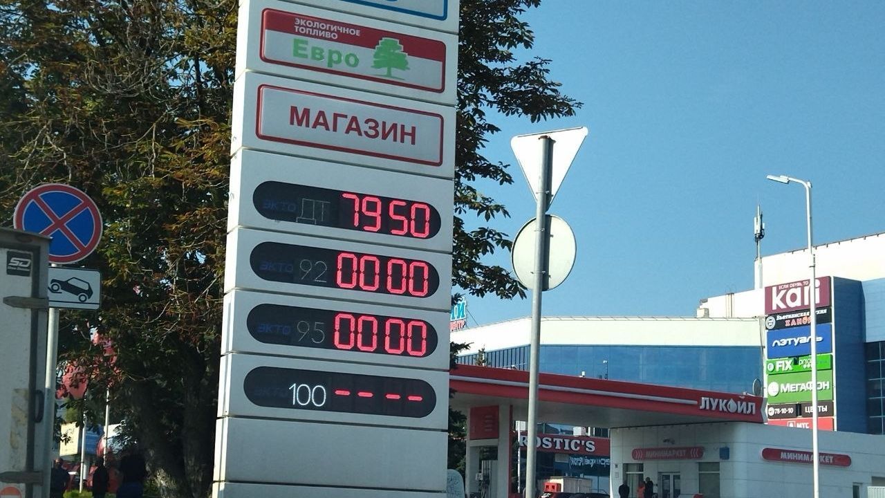 В Пензе более 150 автомобилей ждут в очереди заправку на АЗС у ТЦ «Суворовский»