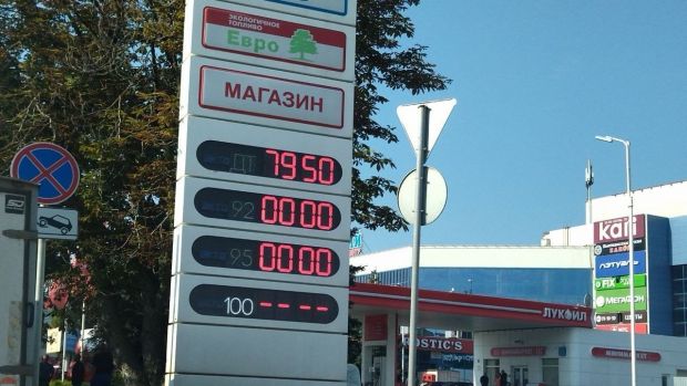 В Пензе более 150 автомобилей ждут в очереди заправку на АЗС у ТЦ «Суворовский»