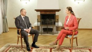 Мельниченко побеседовал с телеведущей Ситтель о мерах поддержки семей