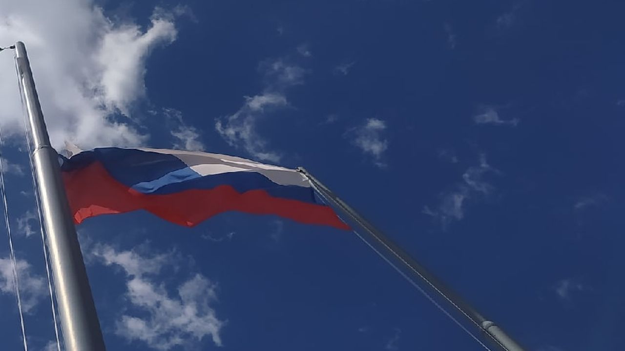 Олег Мельниченко поздравил жителей Пензенской области с Днем флага России