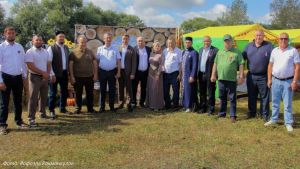Калентьев вручил награды губернатора труженикам села Городищенского района