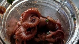 Как вкусно приготовить осьминогов: пикантная закуска удивит гостей - готовить проще, чем кажется