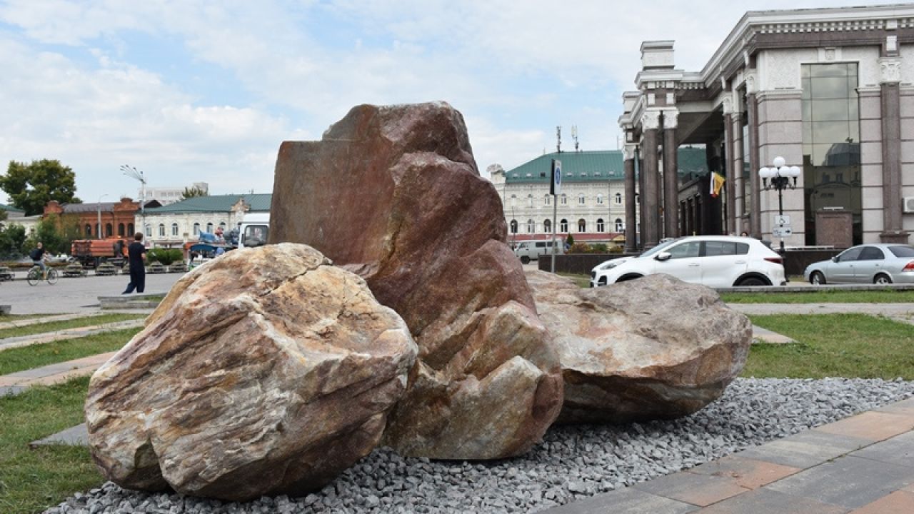 В Пензе перед драмтеатром установили «Камни солнца и любви»