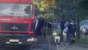 В Пензе легковушка перевернулась при столкновении с самосвалом