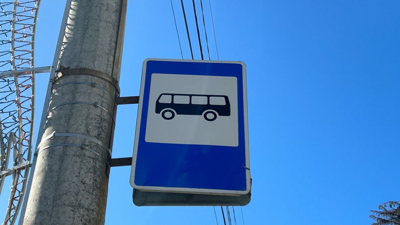 В Заречном школьники отмыли остановку