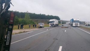 Опубликованы фото с трассы М-5, где перевернувшийся «Валдай» покалечил пешехода