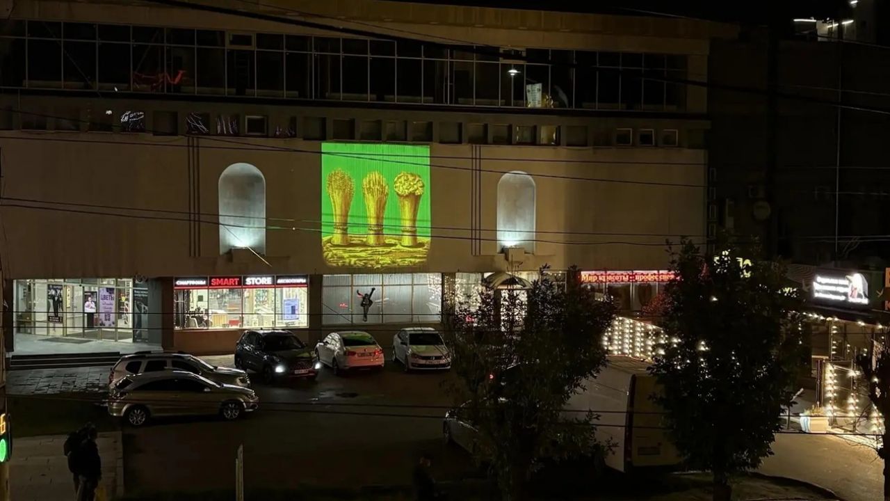 На здании в центре Пензы разместили подсветку в виде герба