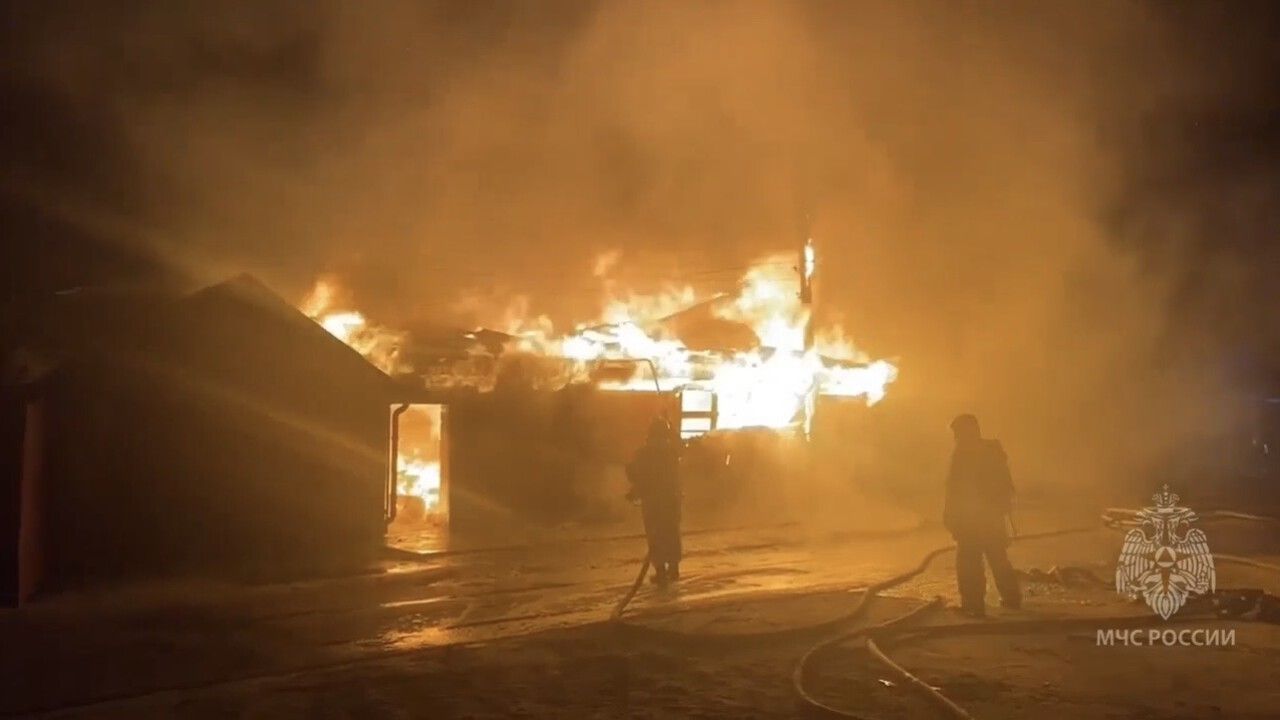Опубликовано видео с места ночного пожара в жилом доме на ул. Сухумской в Пензе