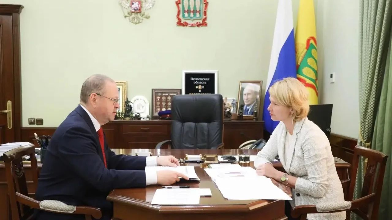 Олег Мельниченко проинформировал Оксану Лут о ходе уборочной кампании