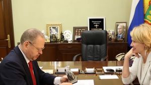 Олег Мельниченко подарил Оксане Лут зерно времен Золотаревского городища
