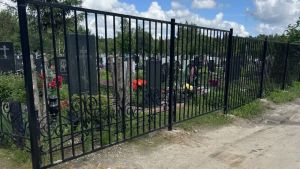 На кладбищах в Пензе обновляют дорожки и ограждения