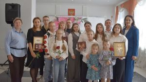 Три многодетные мамы из Каменки получили медали «Материнская доблесть»