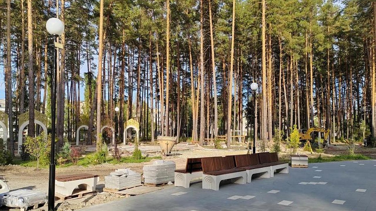 В Заречном завершают благоустройство сквера у храма Серафима Саровского