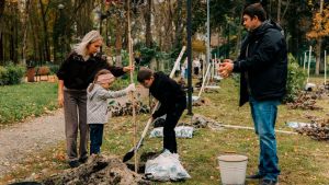 По инициативе «Рисан» в парке в Арбеково высажены свыше 70 деревьев