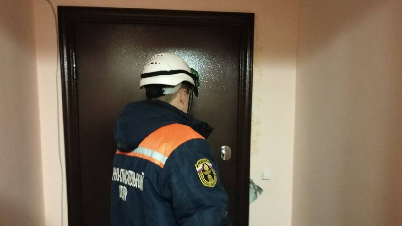 Восьмилетний ребенок напугал близких, уснув в запертой квартире в Засечном