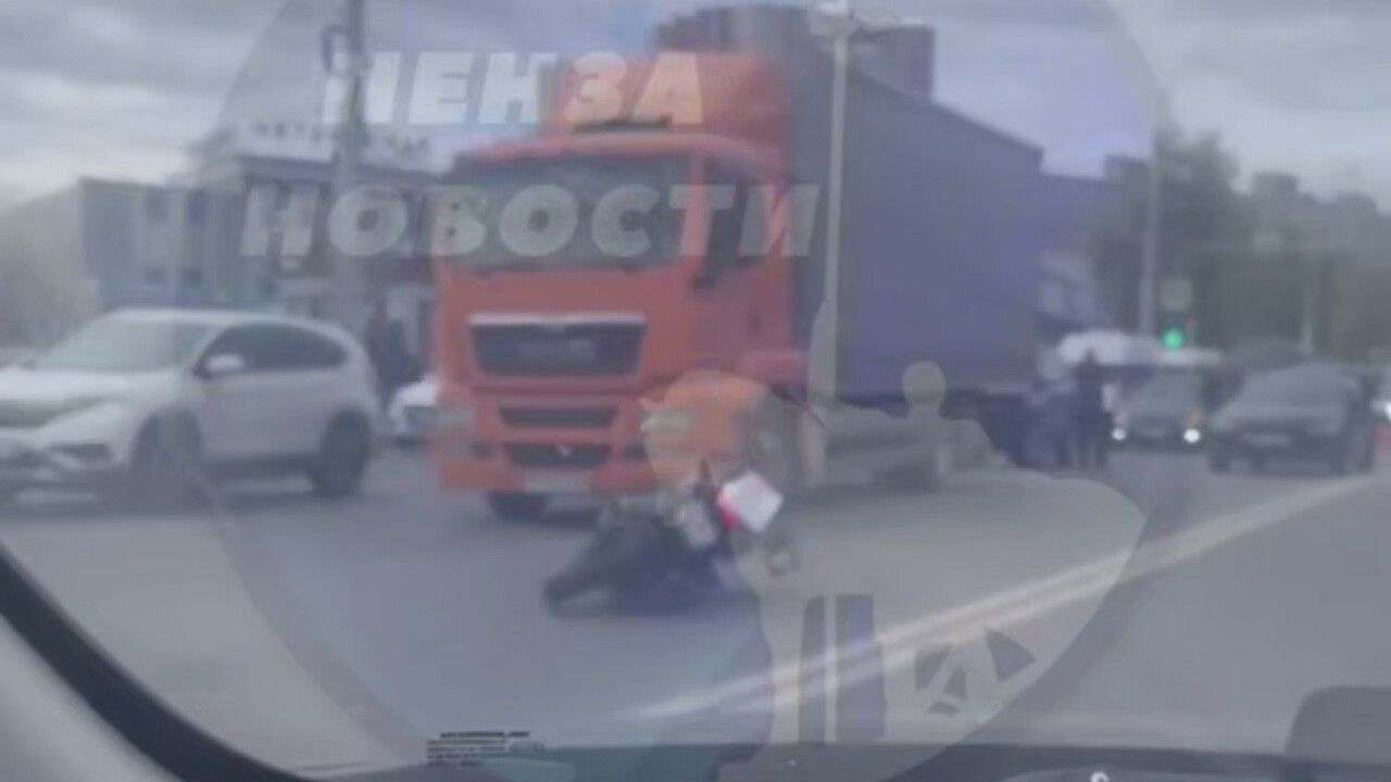 Очевидцы делятся кадрами с места ДТП с пострадавшим мотоциклистом в Пензе
