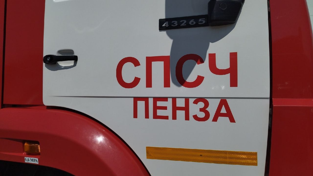 На Ульяновской улице в Пензе загорелся грузовик с прицепом