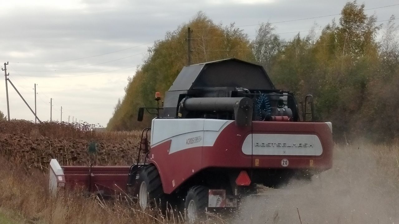 В селах Пензенской области загорелись трактор и комбайн
