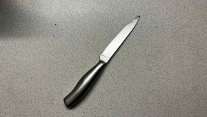В Каменском районе женщина с ножом угрожала убийством соседке