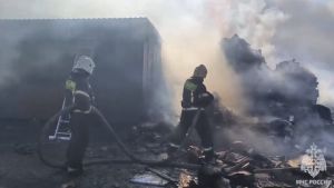 Открытое горение на складе вторсырья в районе села Богословка ликвидировано