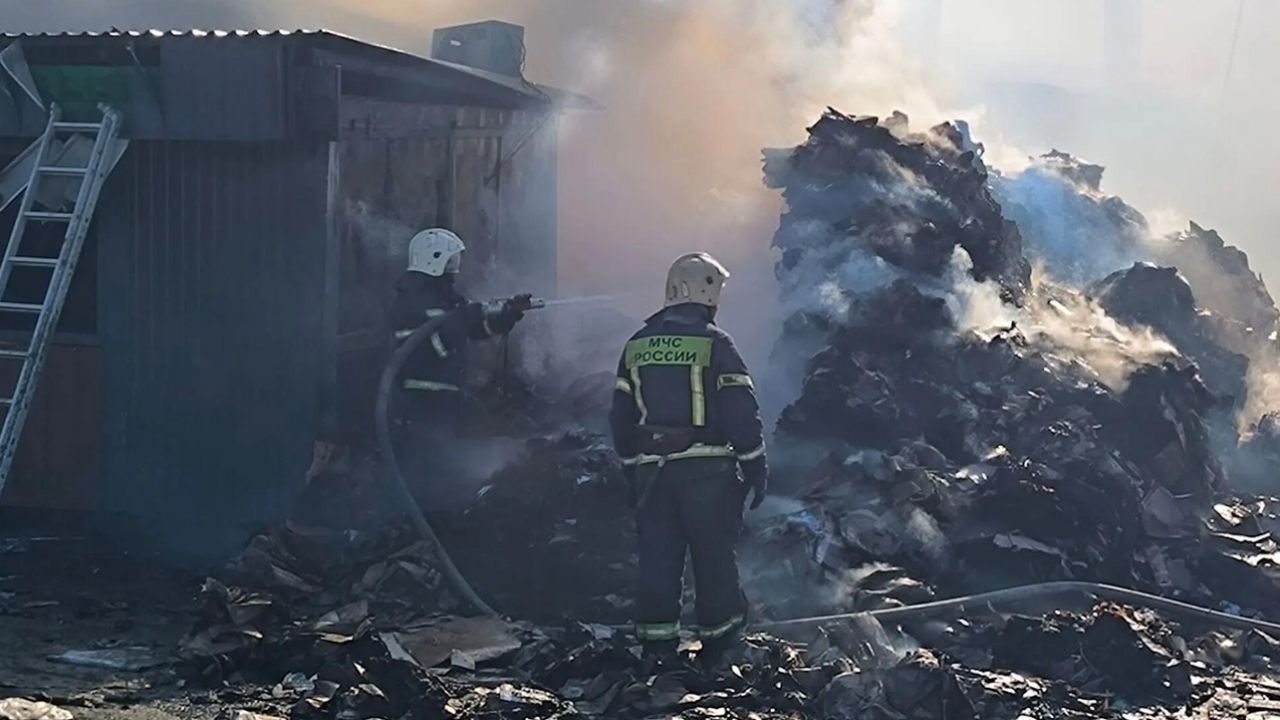 Пожар на базе вторсырья в Богословке полностью потушили