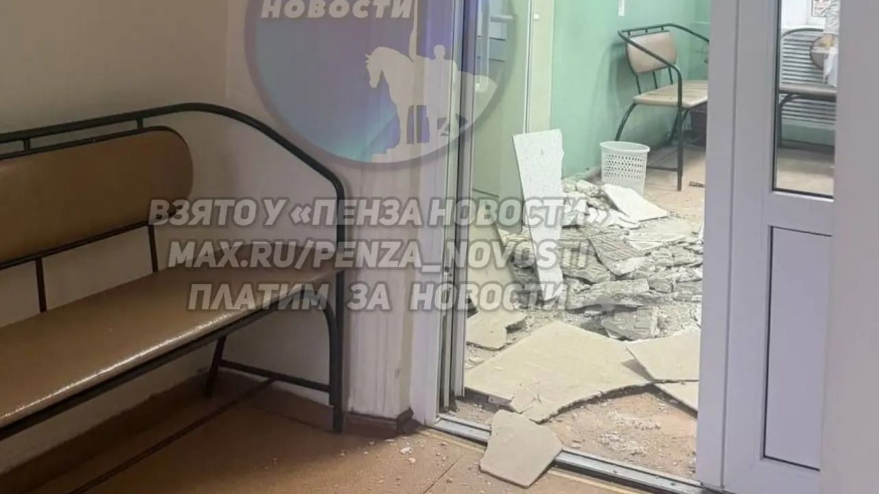 В Пензе в медицинском колледже обрушилась часть потолка