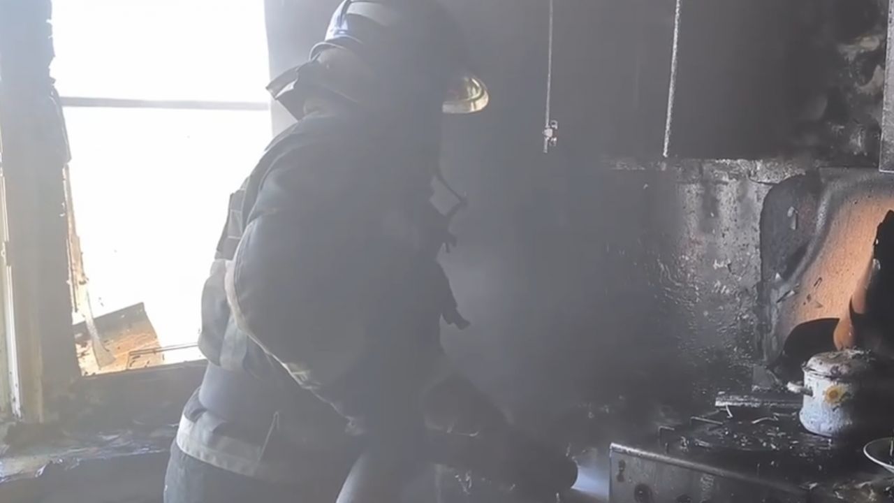 В Пензе возник пожар в квартире с женщиной и детьми, из дома эвакуированы семеро