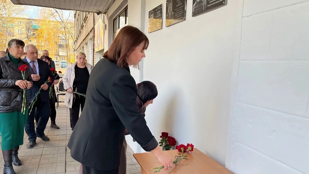 В Кузнецке открыли мемориальную доску в честь погибшего бойца СВО