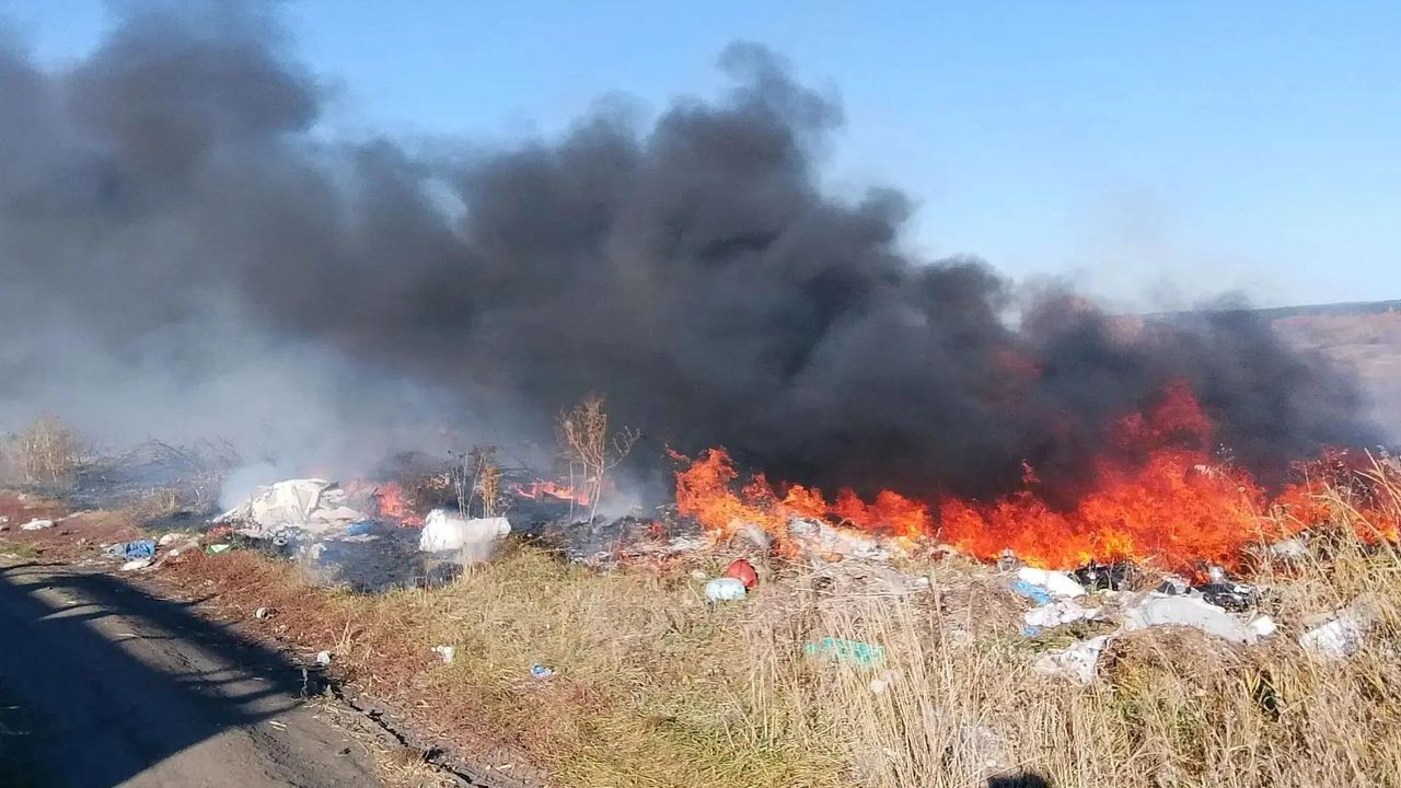 Опубликованы фото с места тушения обширного пожара в Городищенском районе