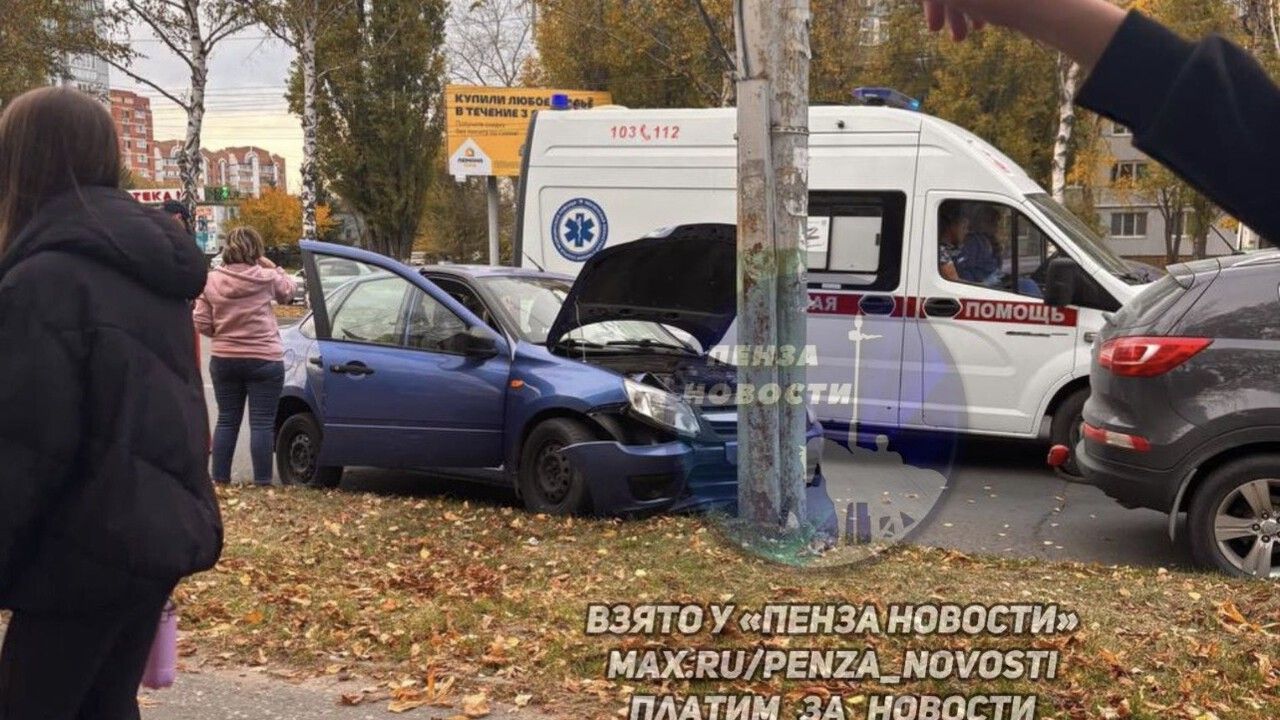 В пензенском микрорайоне Арбеково легковушка влетела в столб