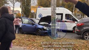 В пензенском микрорайоне Арбеково легковушка влетела в столб