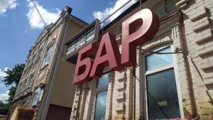 В центре Пензы посетитель бара залил напитком кассовый аппарат