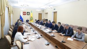 Мельниченко поручил открыть правительство региона для школьных экскурсий