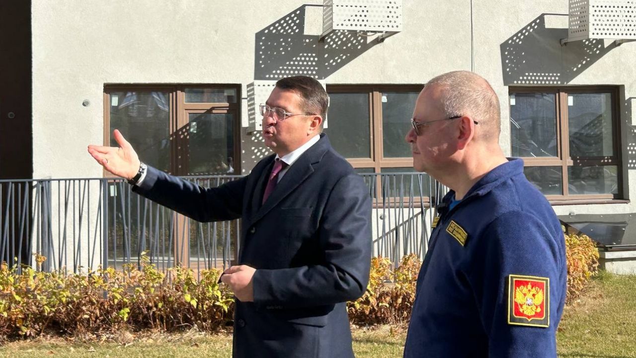 Олег Мельниченко осмотрел жилой комплекс с досуговым центром в Тепличном