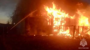 В Никольске огонь уничтожил кровлю дома и постройку